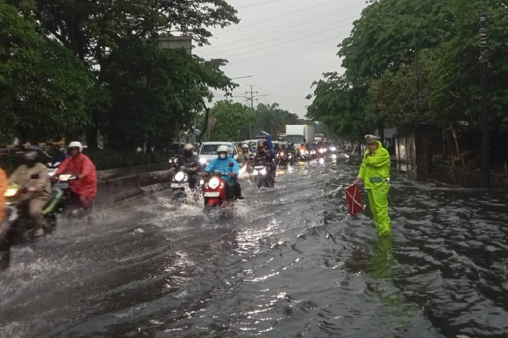 Banjir Jakarta gegara Hujan Deras Meluas, 12 RT dan 17 Jalan Tergenang