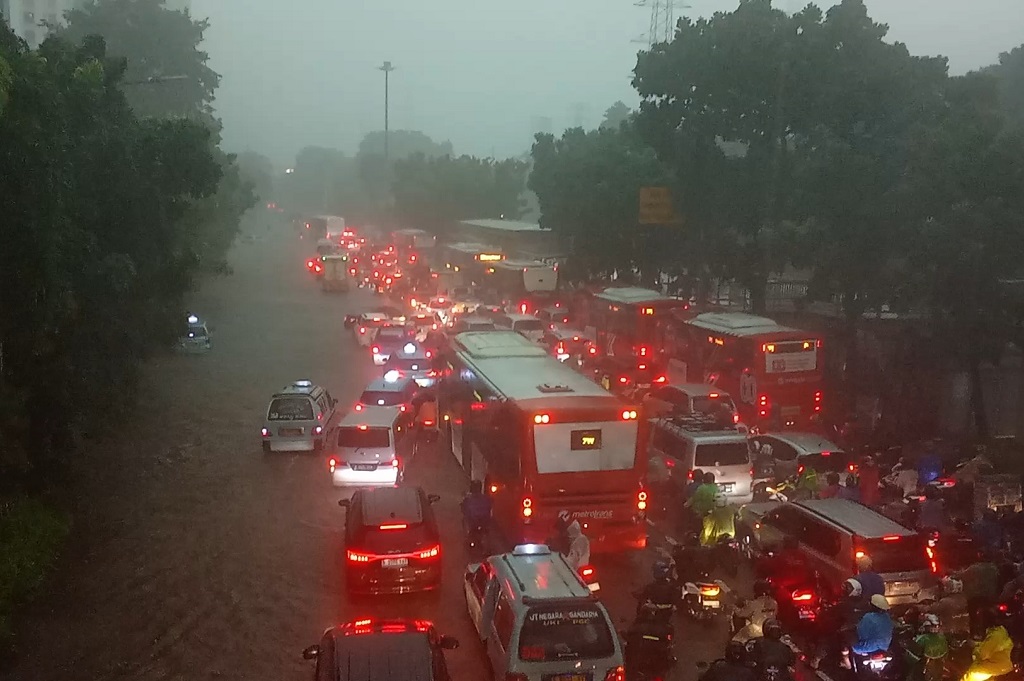 Sempat Surut, Cawang kembali Diterjang Banjir hingga Bikin Jalanan Lumpuh