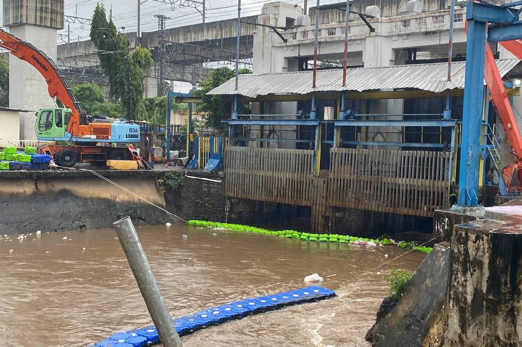 Jabodetabek Diguyur Hujan Deras, Tinggi Air di Pintu Manggarai Naik