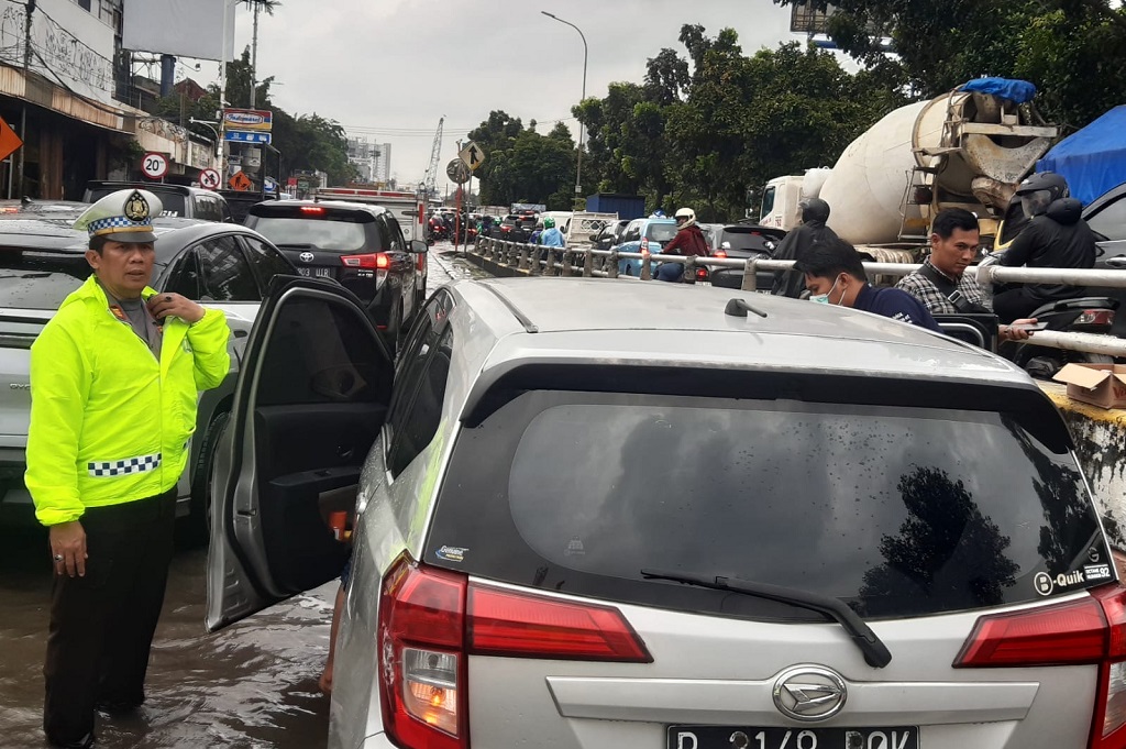 Geger! Pria di Jakbar Ditemukan Tewas di Mobil saat Macet dan Banjir
