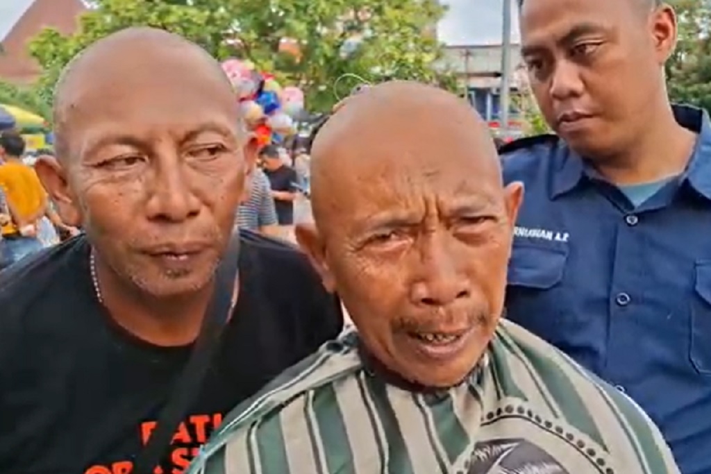 Syukuran Bupati Sudewo Ditangkap KPK, Warga Pati Cukur Gundul