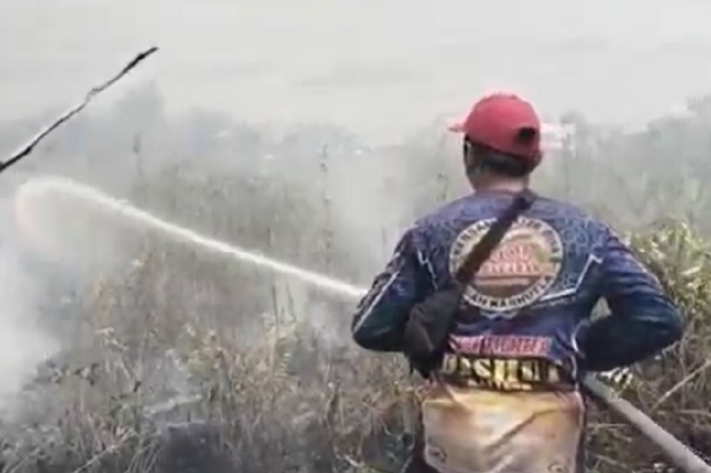 Palangka Raya Dikepung Asap Imbas Karhutla, Petugas Berjibaku Lawan Api