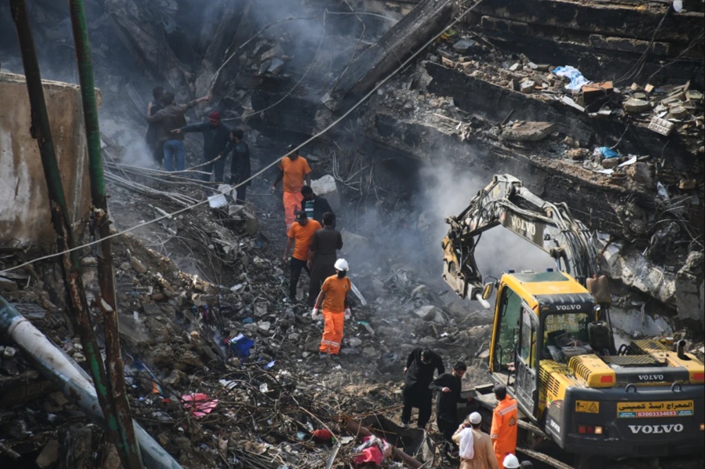 Kebakaran Dahsyat Landa Mal di Pakistan, Korban Tewas Tembus 67 Orang
