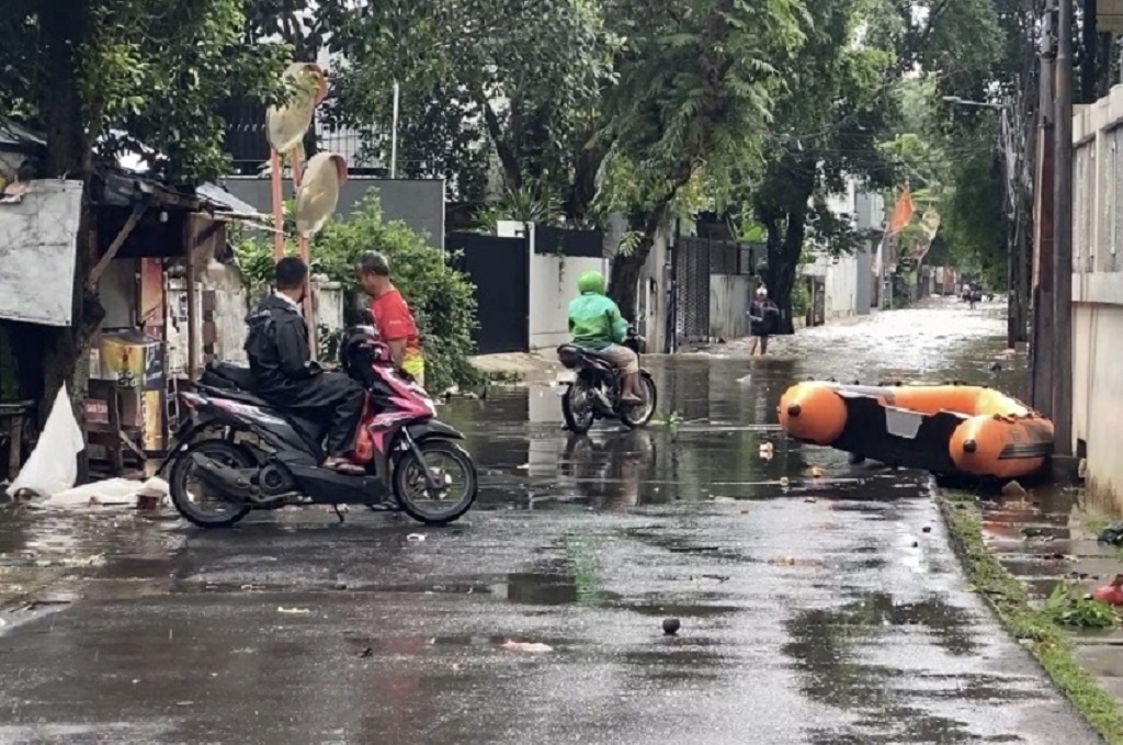 Perjuangan Kurir Terobos Banjir di Jakarta, Antar Paket agar Tak Kena Suspend