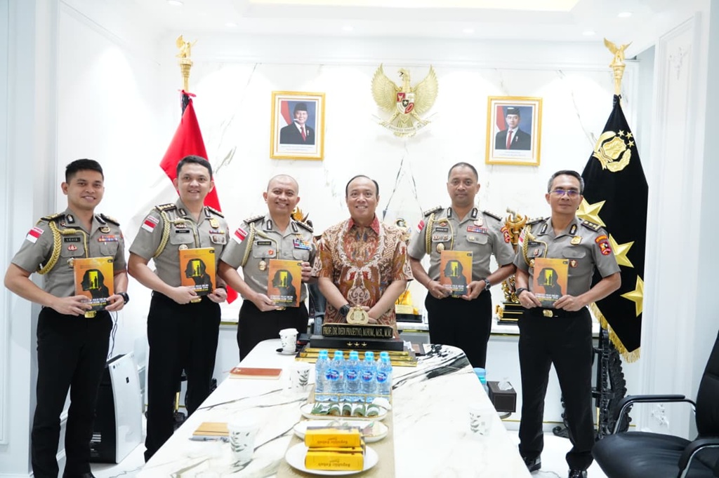 Lewat Buku, Wakapolri Titipkan Pesan Pemberantasan TPPA-PPO kepada Calon Atase Polri