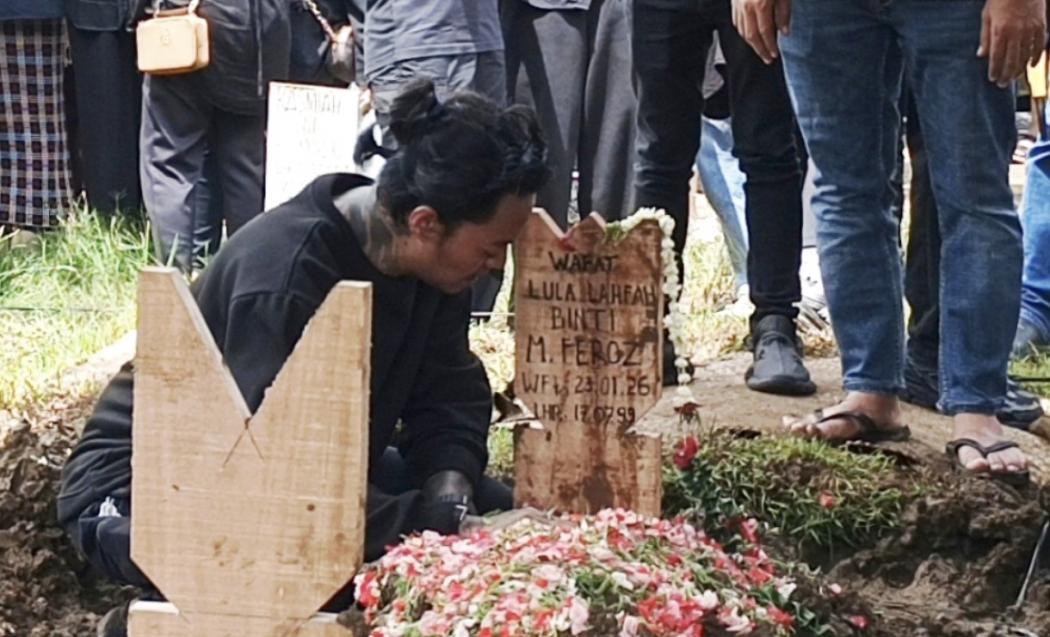 Sedih sang Kekasih Meninggal, Reza Arap Berulang Kali Cium Nisan Lula Lahfah