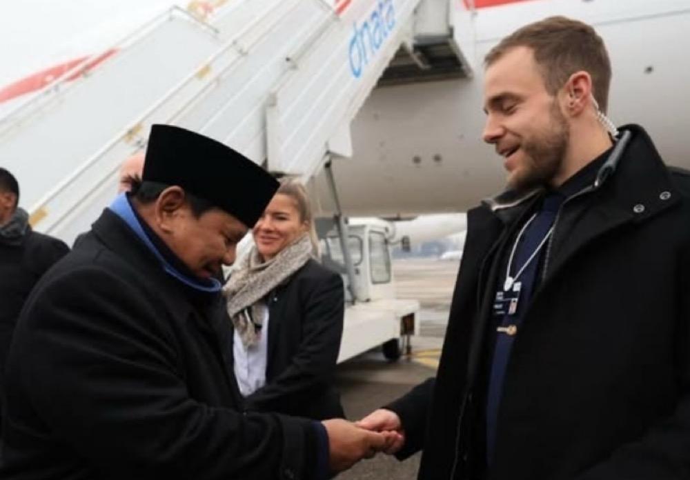 Momen Hangat Prabowo Apresiasi Pengawal Swiss dengan Beri Koin Kepresidenan