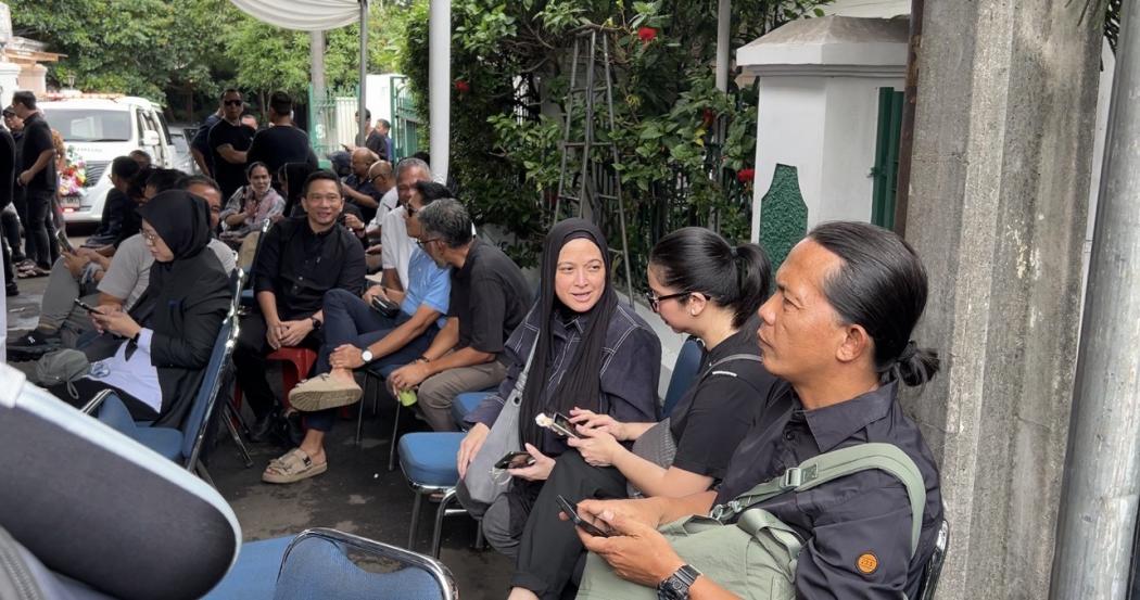 Suasana Terkini Rumah Duka Lucky Widja jelang Pemakaman, Andhara Early Hadir Melayat