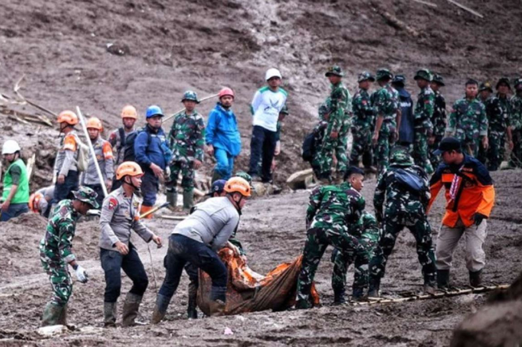 Longsor Cisarua Bandung Barat, SAR Kerahkan 9 Alat Berat Cari 65 Korban