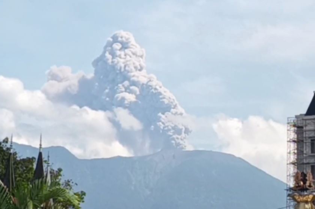 Gunung Marapi Meletus, Hujan Abu Vulkanis Guyur Batusangkar dan Tanah Datar