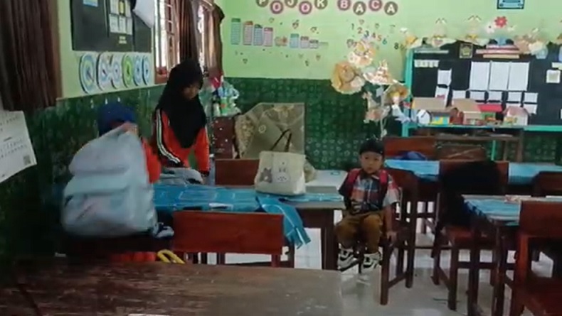 Kisah Pilu Siswi SD di Kulonprogo, Sekolah Sambil Momong Adik karena Ibunda Derita Kanker