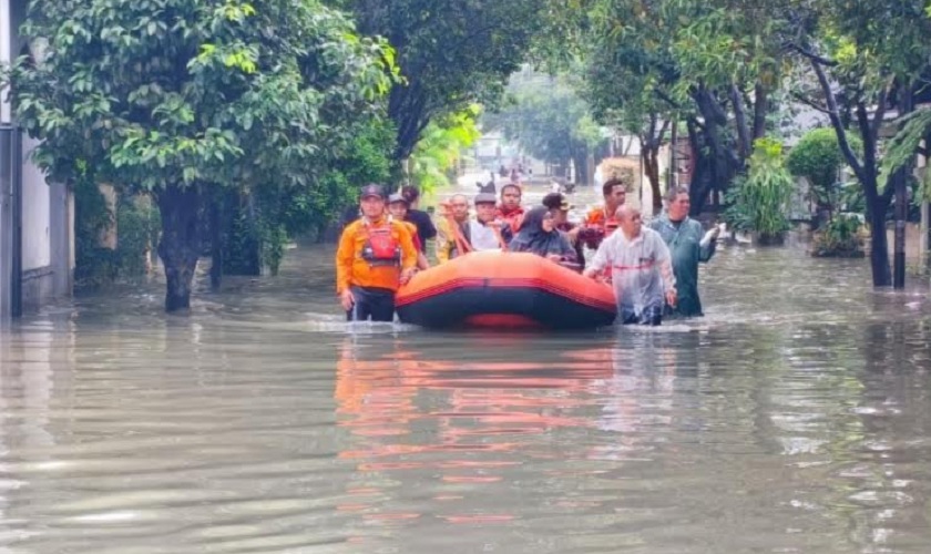 6 Kecamatan di Kota Bekasi Terendam Banjir, Tinggi Air Capai 1,5 Meter