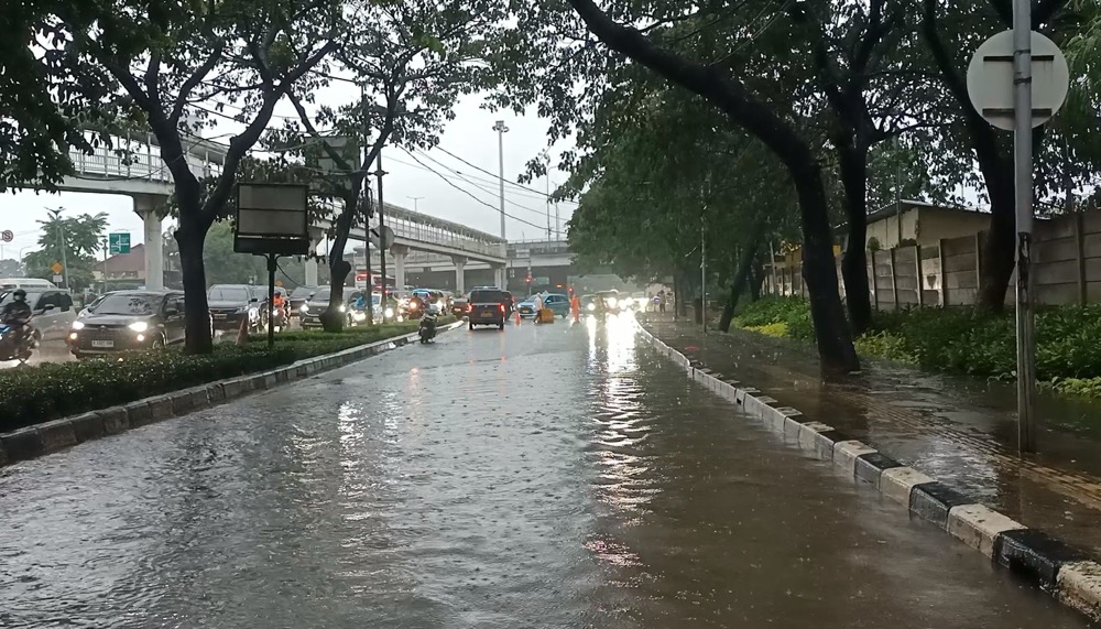 Banjir Rendam Depan Jalan ITC Cempaka Mas, Polisi Tutup Jalur Lambat