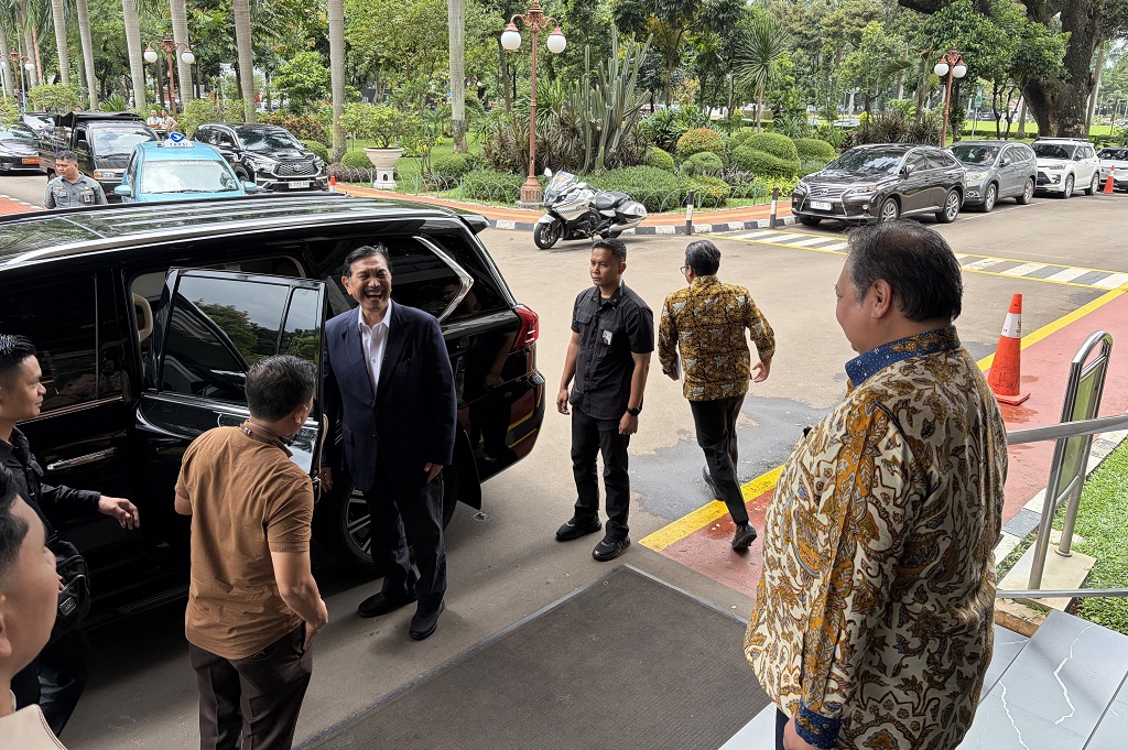 Luhut Datangi Kantor Airlangga, Bahas Apa?