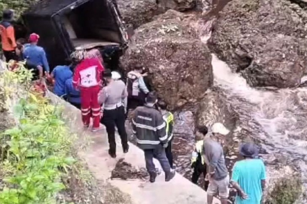 Penyebab Kecelakaan Mobil Boks Bawa 7 Orang Sekeluarga Masuk Jurang di Kelok Sembilan