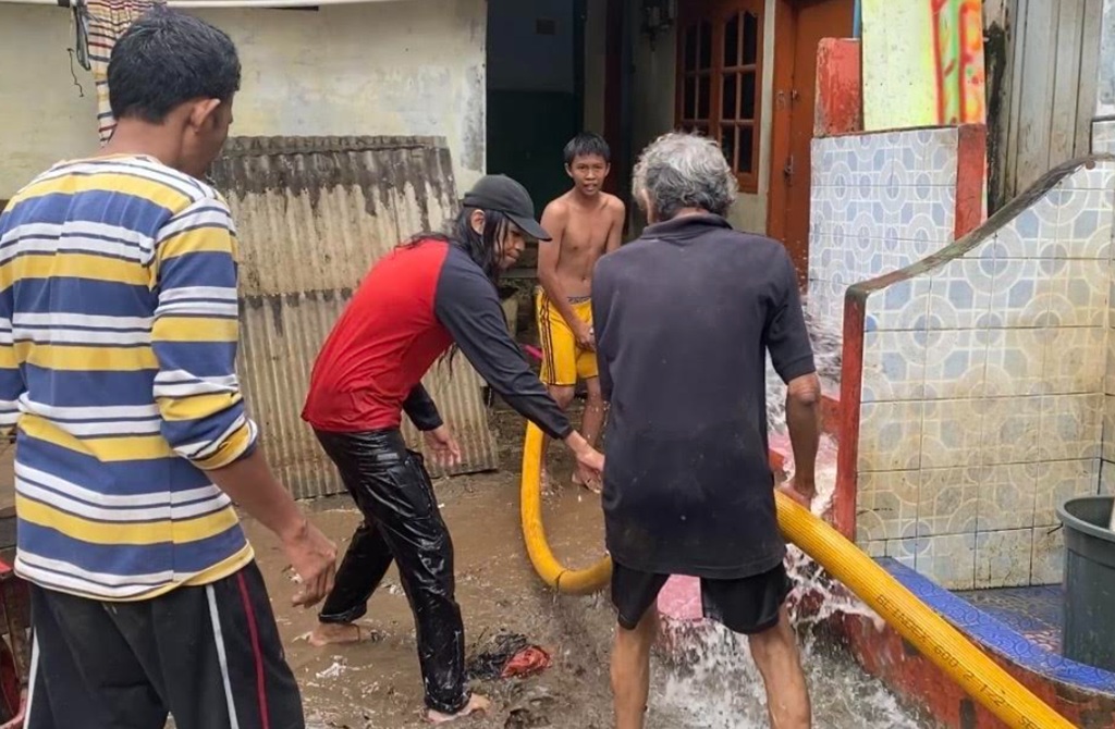 Banjir di Kebon Pala Jaktim Surut, Warga Sibuk Bersih-Bersih Rumah