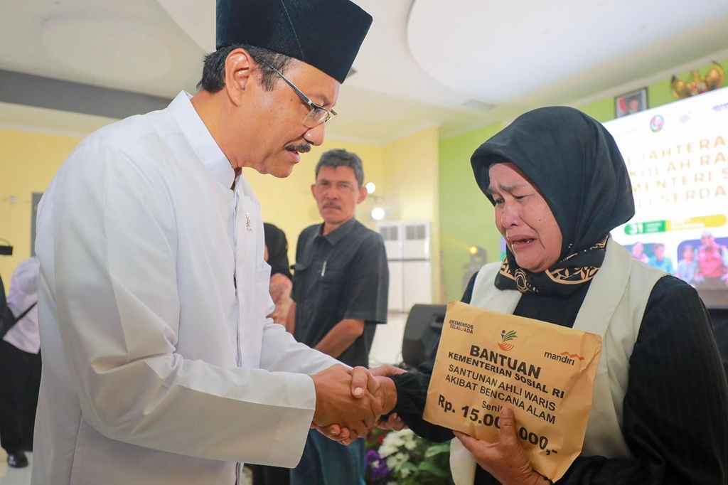 Mensos Serahkan Santunan ke Ahli Waris Korban Tewas Banjir Sumatra, Segini Besarannya