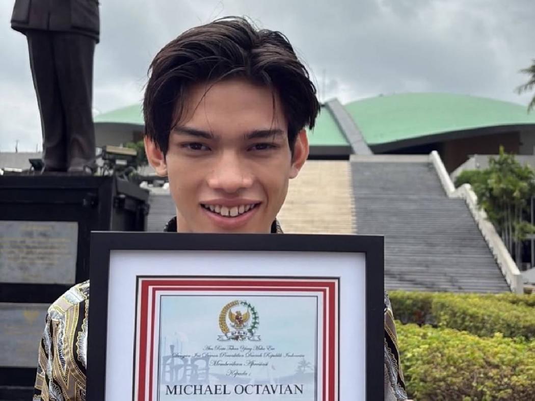 Model Mike Octavian Eks Manusia Silver Raih Penghargaan dari DPD RI, Ini Prestasinya!