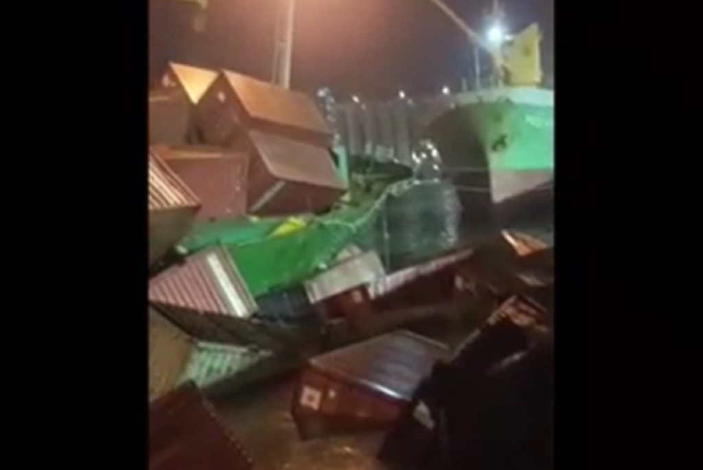 Kapal Angkut Kontainer Oleng di Tanjung Perak, 1 Pekerja Tewas