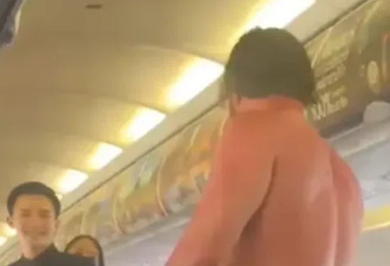 Heboh, Penumpang Pesawat Nekat Buka Pakaian