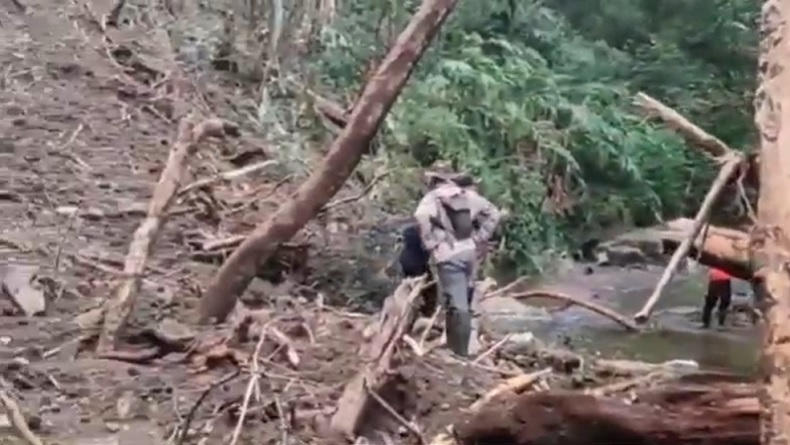 Longsor Tebing di Kendal Tutup Aliran Sungai, Banjir Bandang Intai Permukiman Warga