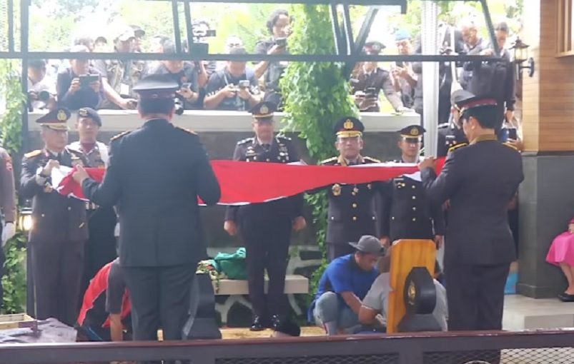 Tembakan Salvo Iringi Pemakaman Istri Jenderal Hoegeng Eyang Meri di Samping Pusara Suami