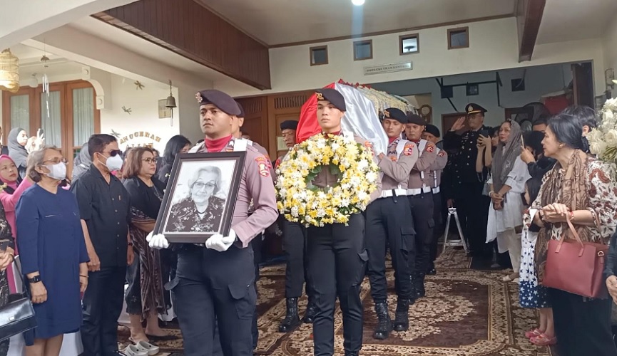 Istri Jenderal Hoegeng Eyang Meri Dimakamkan secara Kedinasan Upacara Kebesaran Polri