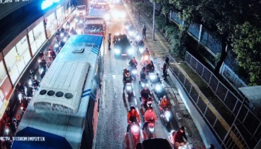 Ada Kecelakaan Truk dan Bus di Gatsu Jaksel, Lalin arah Semanggi Padat