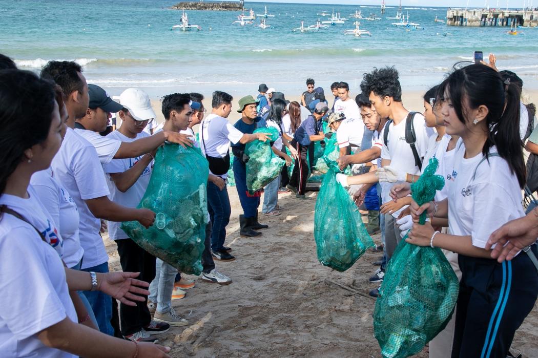 Dukung Gerakan Indonesia ASRI, BRI Peduli Ajak Masyarakat Bersihkan Pantai Kedonganan Bali