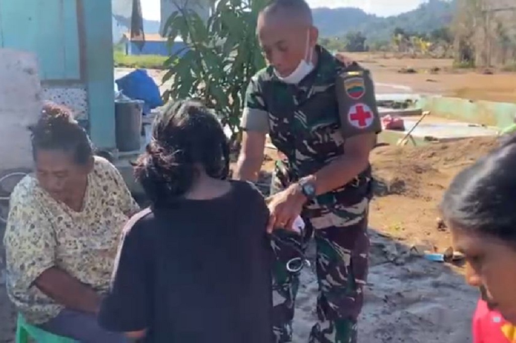 Cek Kesehatan Gratis, Dokter dan Nakes TNI Keliling Rumah Warga Terdampak Bencana Sumut
