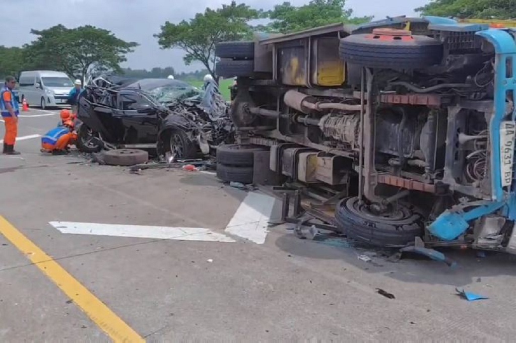 Kecelakaan Beruntun 4 Kendaraan di Tol Ngawi-Solo, 3 Orang Luka