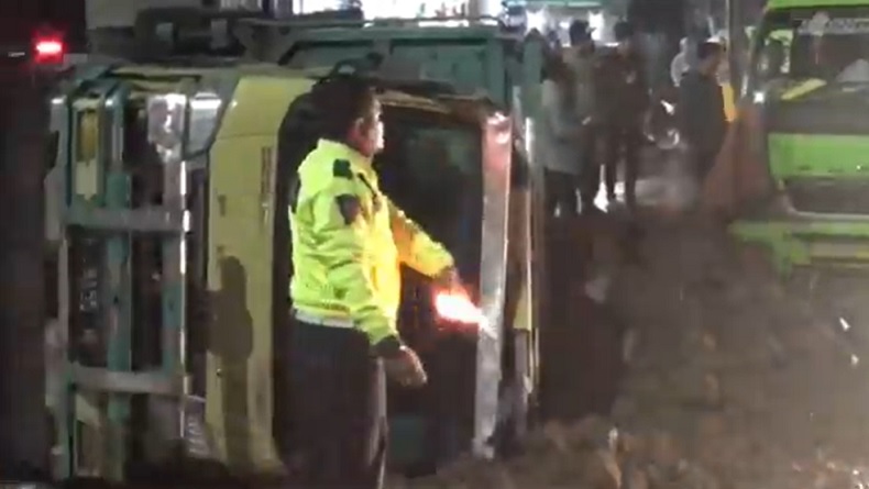 Truk Tabrak Elf di Sumedang, Belasan Penumpang Berhamburan Keluar