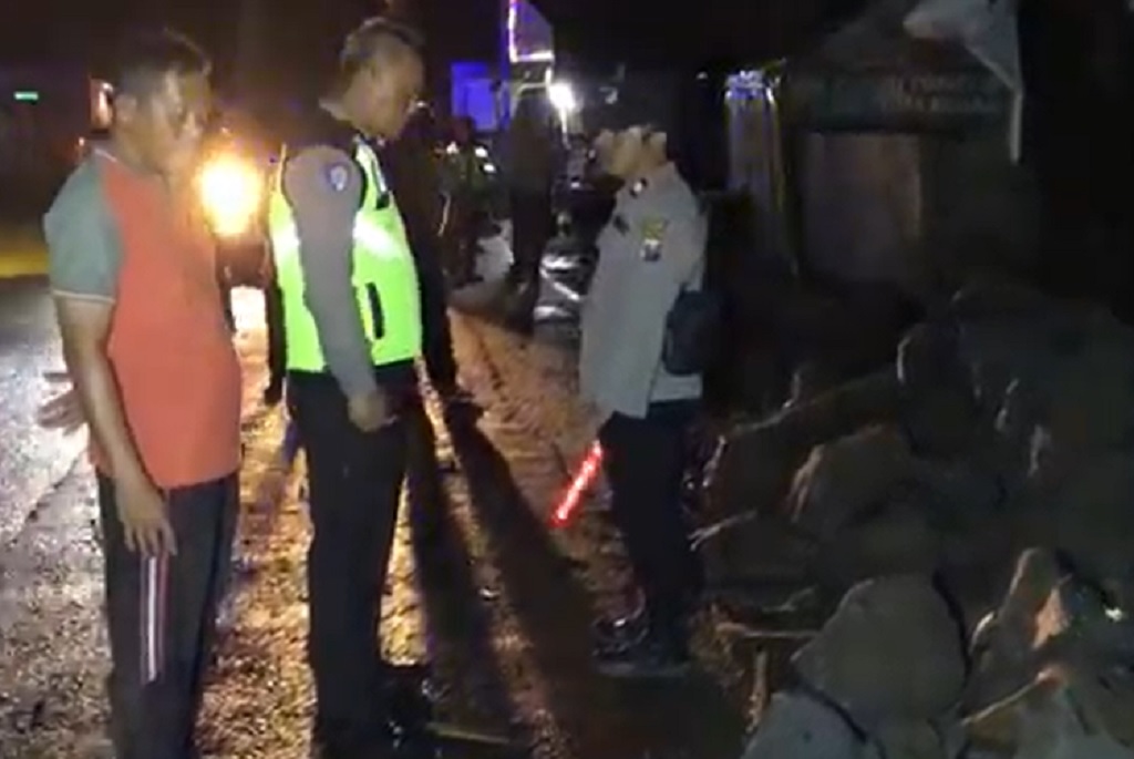 Tragis! Ibu Muda di Mojokerto Tewas Tabrak Tumpukan Batu Proyek Saluran Air PU