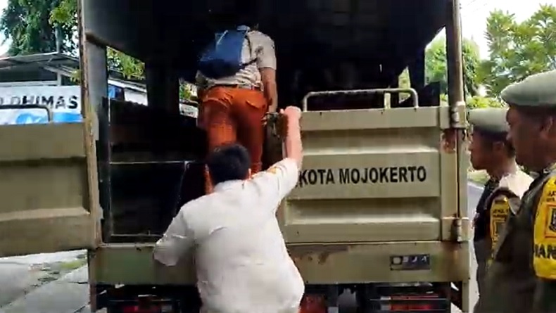 Razia Pelajar di Mojokerto Diwarnai Kejar-kejaran, 15 Orang Ditangkap di Warkop