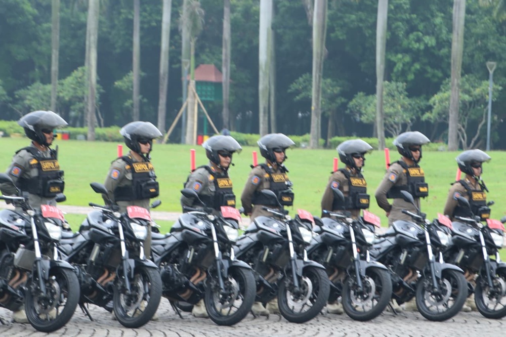 Satpol PP DKI Copot Atribut Parpol di Flyover: Membahayakan Pengendara