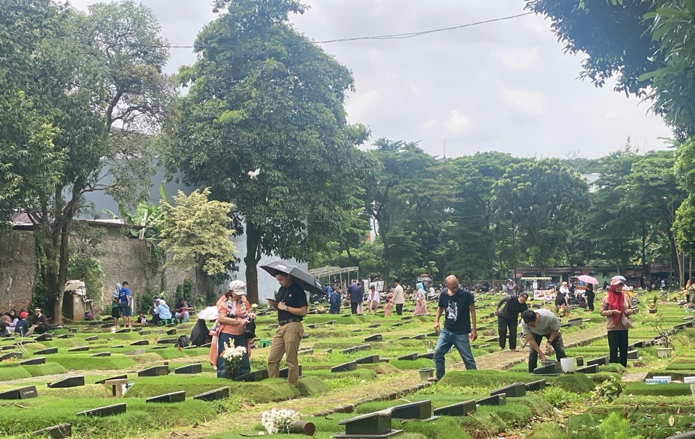 Sambut Ramadan, Warga Ramai Ziarah ke TPU Jeruk Purut