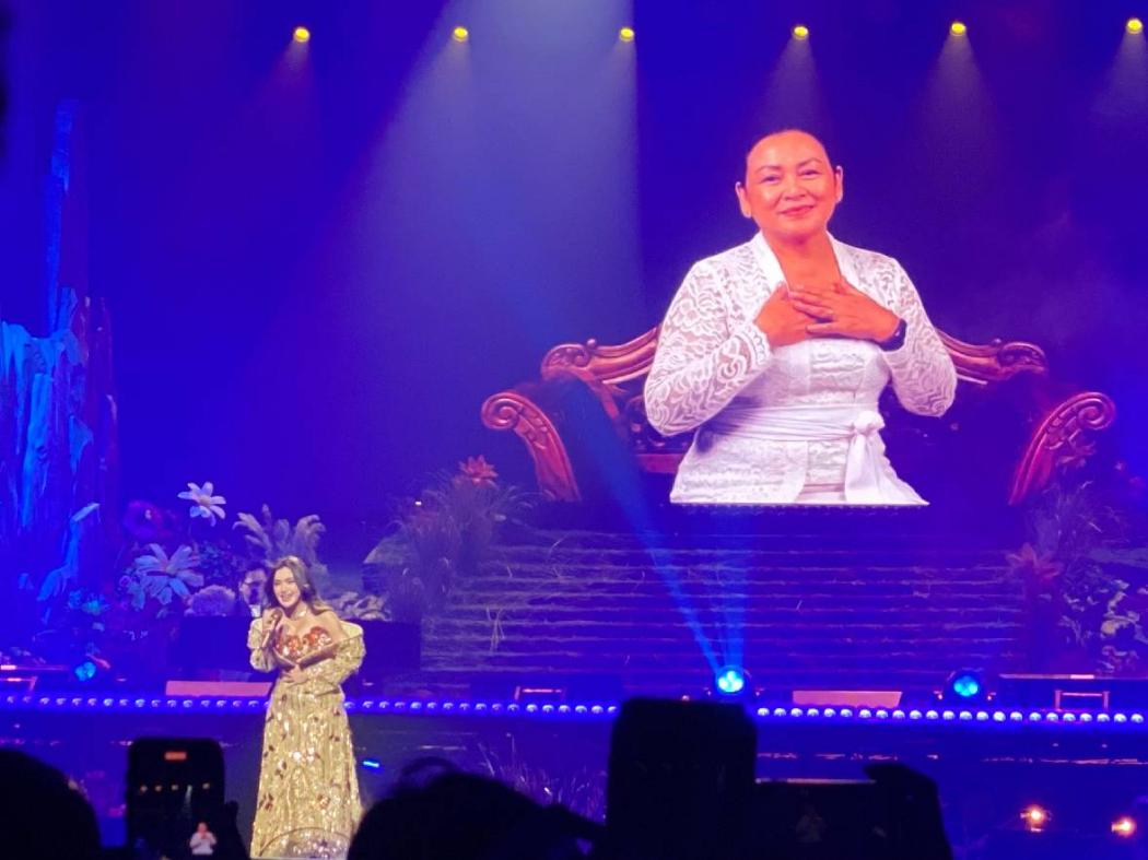 Tangis Mahalini Pecah Lihat Wajah Mendiang Ibu Muncul di Konser Tunggal