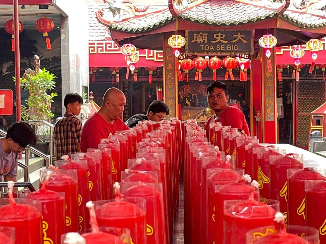 Jelang Imlek 2026 Wihara Dharma Jaya Mulai Pasang Lilin Doa, Intip Persiapannya!
