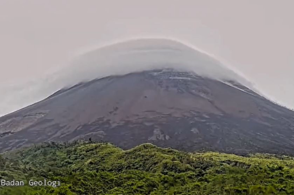 Gunung Merapi Luncurkan Awan Panas 1 Km ke Arah Kali Krasak, Status Masih Siaga