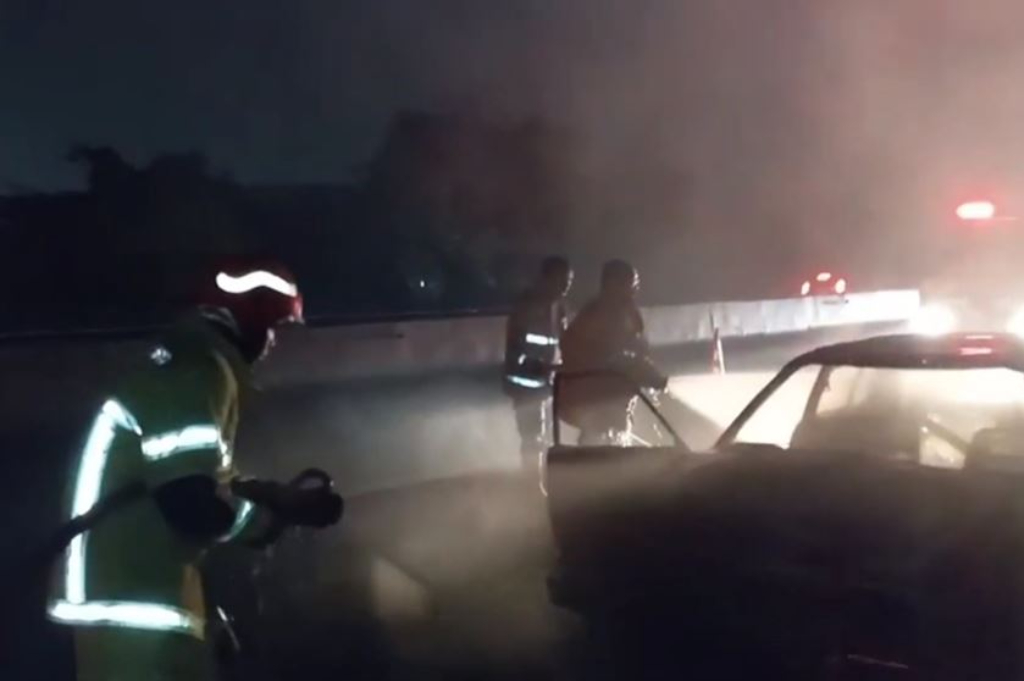 Geger! Mobil Sedan Terbakar di Tol Surabaya-Gresik, Diduga akibat Korsleting Listrik