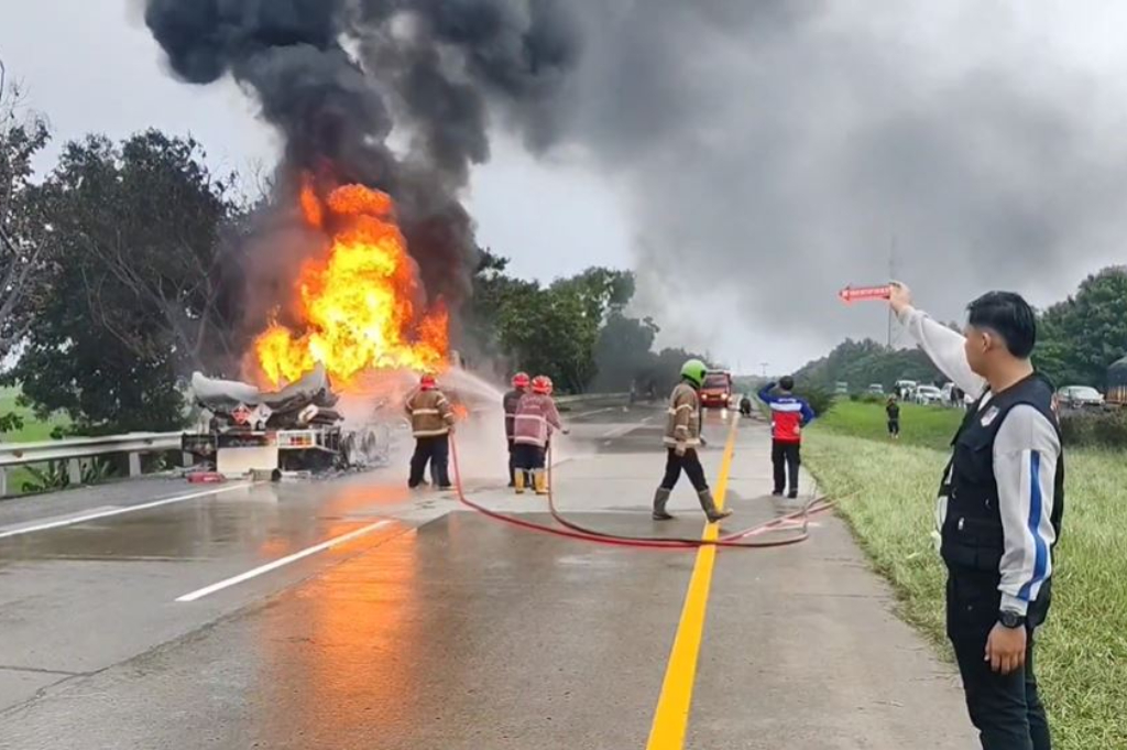Kebakaran Truk Tangki Pengangkut Tiner di Tol Cipali, Lalu Lintas Macet 7 Kilometer