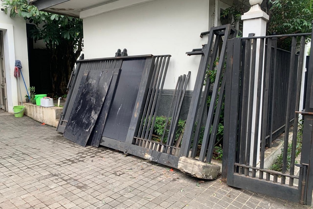 Rumah Jusuf Kalla di Kebayoran Baru Jaksel Ditabrak Mobil, Pagar Ringsek