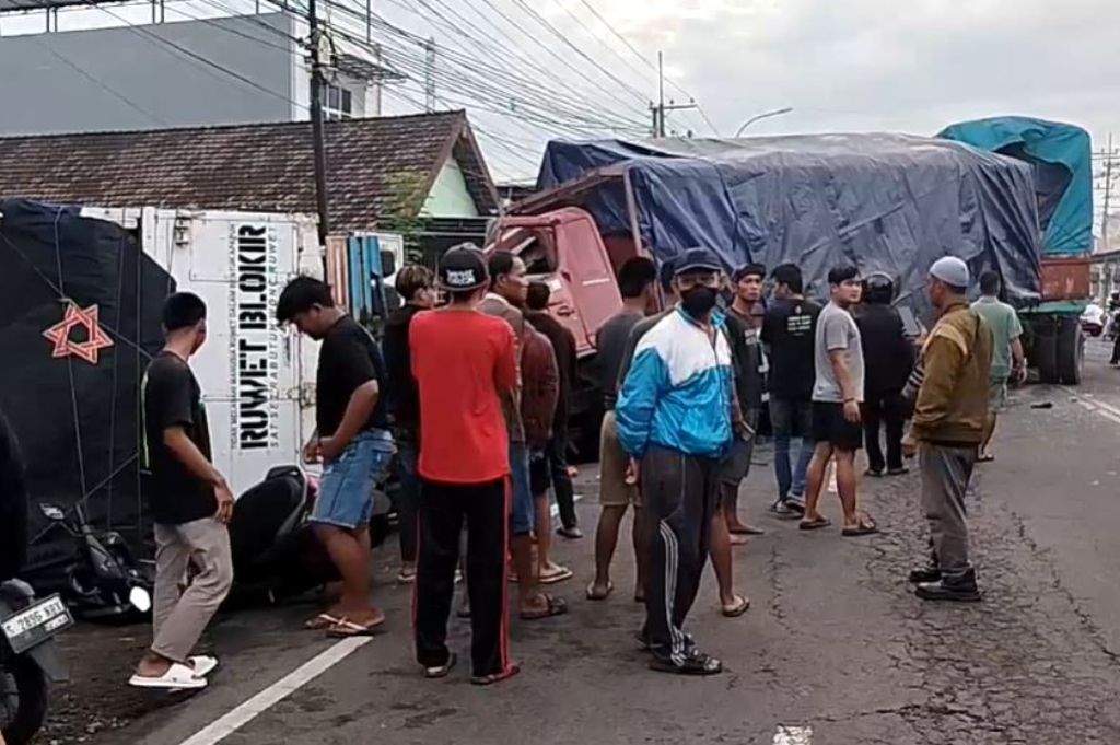 Terekam CCTV! Kecelakaan Beruntun Libatkan 3 Truk dan 1 Motor di Pacing Mojokerto