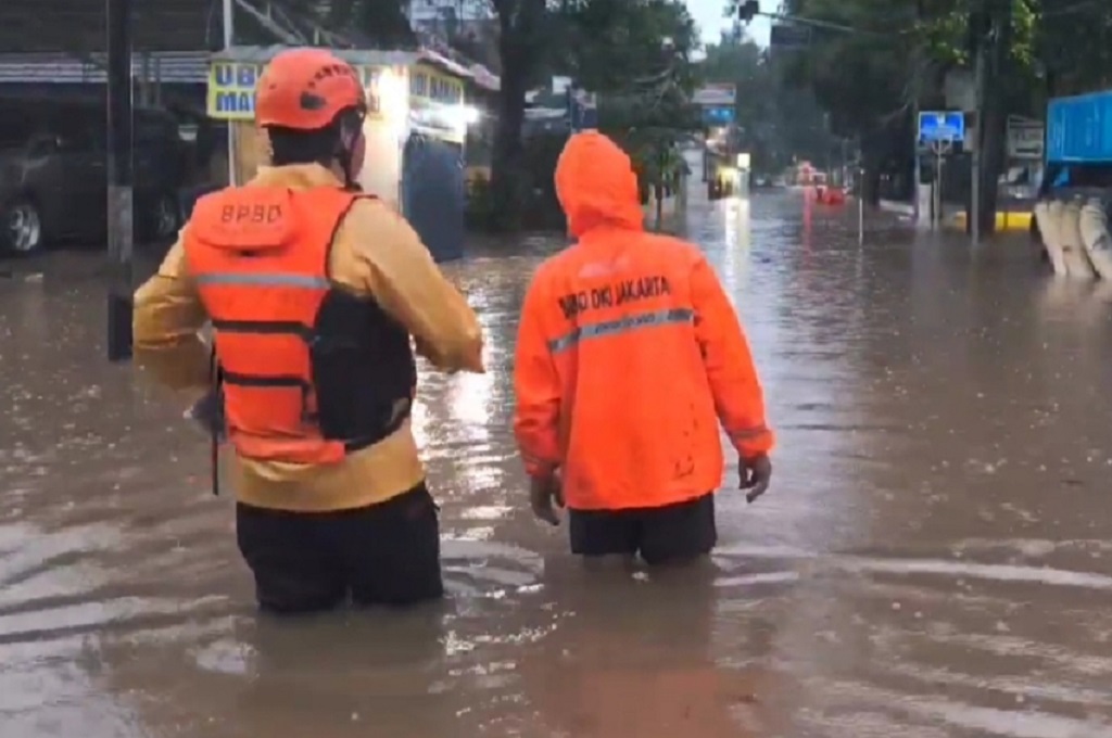 Tembok Saluran Air Jebol, Pesanggrahan Jaksel Banjir!