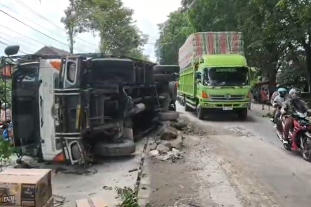 Kecelakaan Truk Terguling di Jalur Pantura Kendal, Diduga Sopir Alami Microsleep