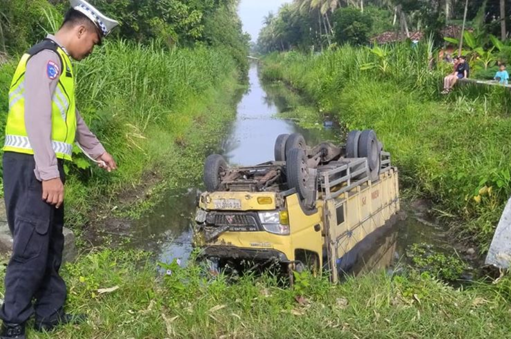 Kecelakaan Tunggal di Kulonprogo, Truk Masuk Sungai usai Terguling di Tikungan