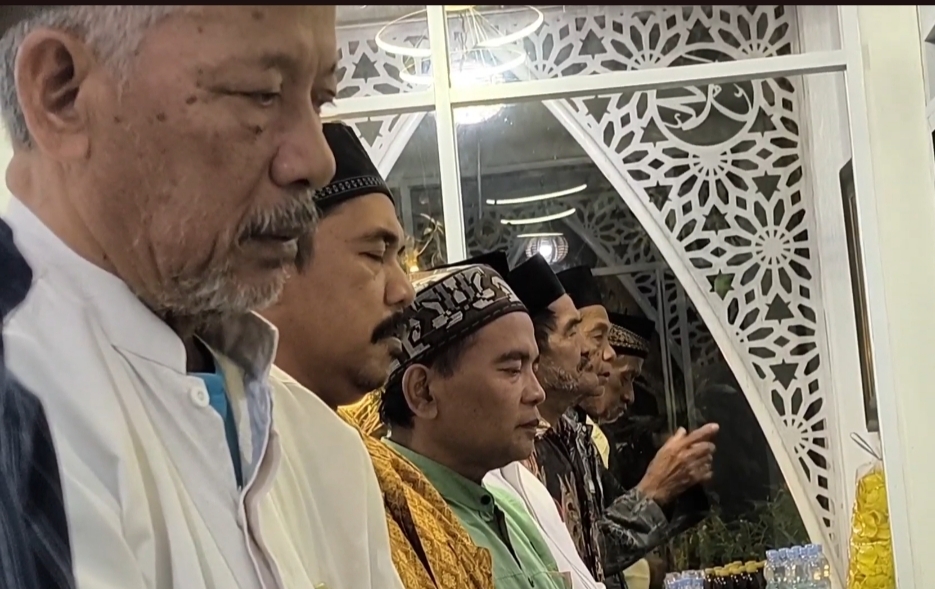 Masjid di Cirebon Gelar Tarawih 3 Jam, Baca 3 Juz Al-Qur'an dengan 5 Imam Bergiliran