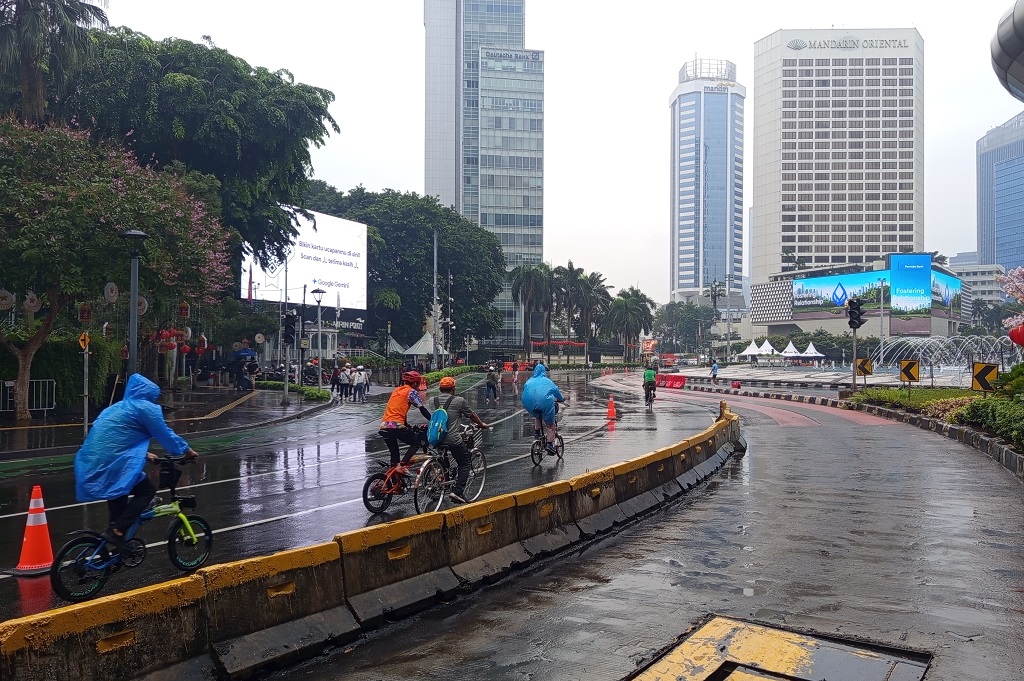 Suasana CFD Jakarta Pertama di Bulan Ramadan, Diwarnai Gerimis