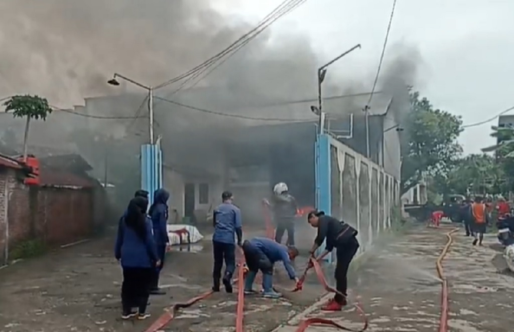 Gudang Tiner dan Ekspedisi di Kendal Ludes Terbakar, Pekerja Luka Bakar Terjebak Api