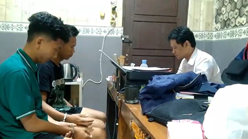Aksi Koboi 2 Pemuda Acungkan Senpi di Metro Berujung Kemarahan Warga